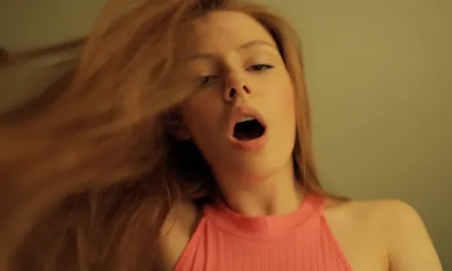 Арина Фокс страстно сосе…